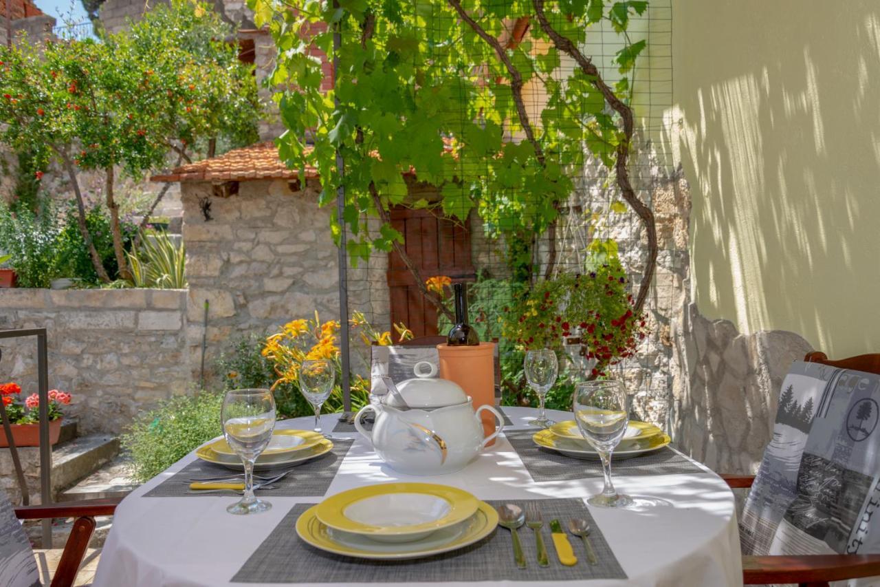 Mediterranean Terrace Apartment With Bikes & Sup Skradin Exterior foto